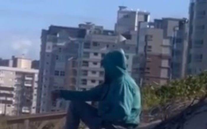 Navegantes - Polícia tenta identificar homem que foi flagrado se masturbando na praia Central