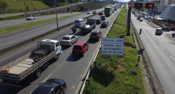 Terceira Via - PRF autoriza trânsito pelo acostamento na BR-101 em Itajaí