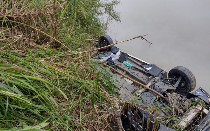 Ilhota - Motorista capota carro roubado no rio e foge do local