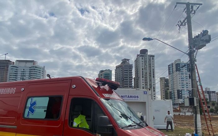 Itajaí - Homem tem 20% do corpo queimado ao levar choque em obra na Beira Rio