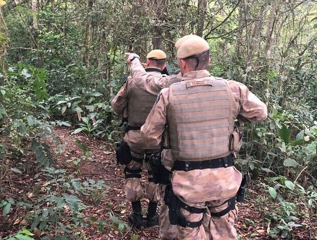 Penha – Polícia Militar faz varredura na mata do morro do Gravatá para localizar homem armado e camuflado que assustou moradores