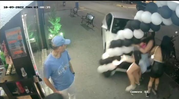 Itapema - Motorista atropela pedestres em calçada e foge na Meia Praia