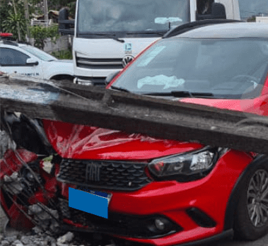 Susto – Carro tomba e bate em poste no Centro de Penha