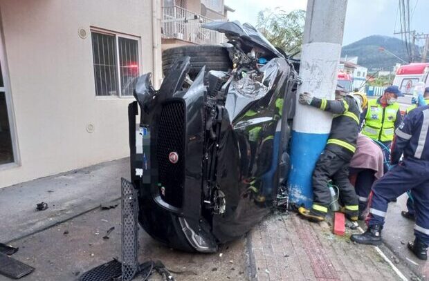Itapema - Motorista fica preso às ferragens de Jaguar após bater em árvore e poste