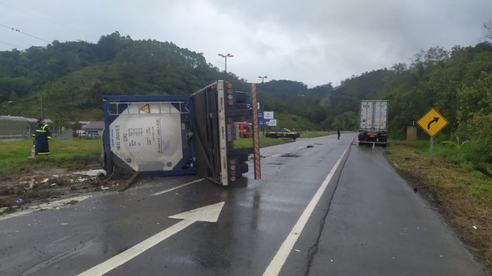 Tudo parado – Acidente com carreta em Ibirama interrompe trânsito na BR-470