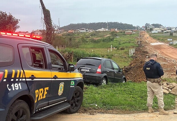 Barra Velha - Motorista é preso na BR-101 com carro clonado após fugir de abordagem