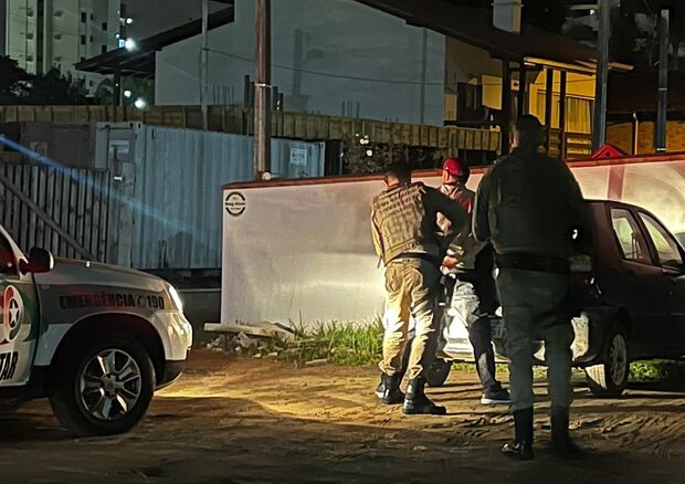 Balneário Piçarras – Ladrão de celular é detido por populares e preso pela PM no Centro da cidade