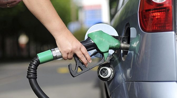 Preço da gasolina nos postos volta a subir após 15 semanas