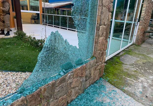 Camboriú – Assaltantes fogem assustados pro mato após vítima reagir com revólver do marido