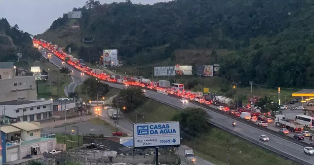 Trânsito Lento – Carreta faz “L” no meio da pista no km 122 da BR-101 e gera congestionamento de 18 km