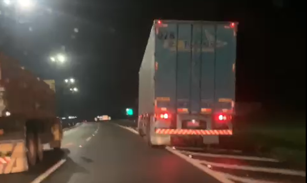 Perigo na Estrada - Motorista de carreta embriagado é flagrado dirigindo em zigue-zague na BR-101 em Barra Velha