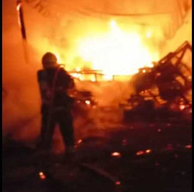 Penha – Incêndio destrói galpão de empresa de terraplanagem no bairro São Nicolau