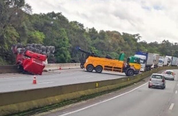 Tudo parado - Acidente na BR-376 causa filas quilométricas sentido Santa Catarina