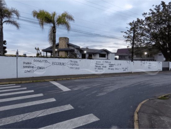 Pichação – Muro do fórum da Comarca de Penha é pichado novamente