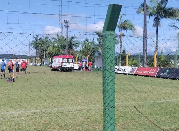 Joinville - Homem de 41 anos morre quando jogava uma partida de futebol no campo do Tamandaré