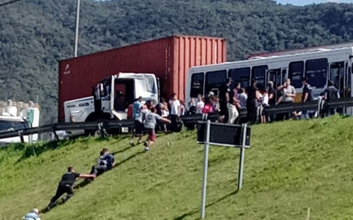 BR-101 - Acidente com ônibus escolar e duas carretas deixa motorista e três alunos feridos em Balneário Camboriú