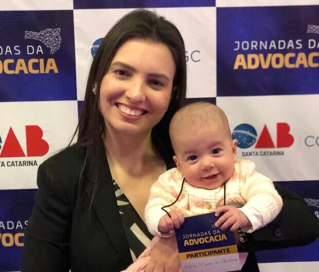 Brusque - Advogada morre e filha de nove meses sobrevive em acidente no bairro Poço Fundo
