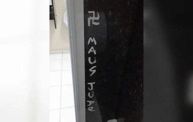 Joinville - Pichação com símbolo nazista é encontrada em banheiro na UFSC