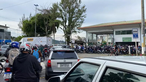 Trânnsito parado: Com rodovias bloqueadas e ferry boat e balsa da Barra do Rio registram filas quilométricas