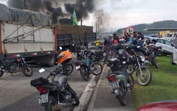 Manifestações - PM diz que pode fazer uso da força para dispersar manifestantes de rodovias bloqueadas em SC