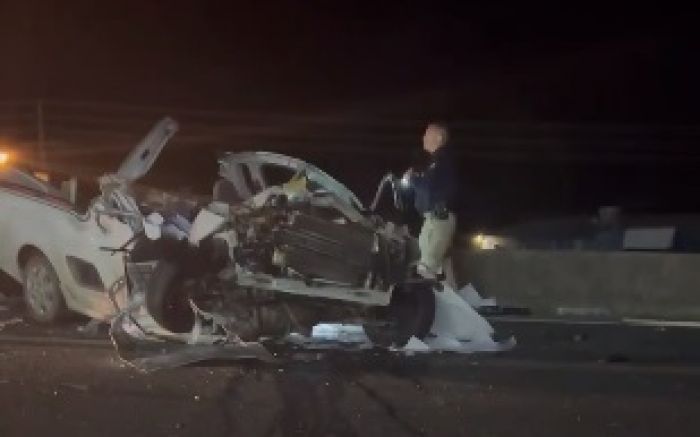 Porto Belo: Caminhão fugindo de bloqueios na contramão bate em carro na BR-101