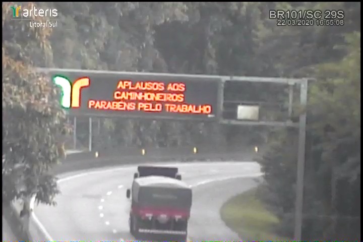 Homenagem: Arteris Litoral Sul parabeniza caminhoneiros com mensagem em letreiro eletrônico