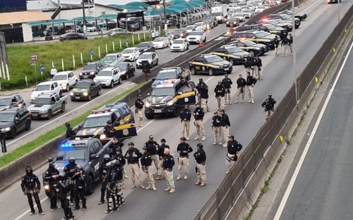 Desbloqueio - PRF usa spray de pimenta e bala de borracha pra liberar BR-101 em Itapema