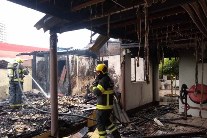 Curto Circuito – Casa é destruída por incêndio no bairro São João em Itajaí