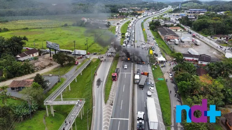 Bloqueios - Veja trechos paralisados nas rodovias federais nesta quinta-feira no norte de SC