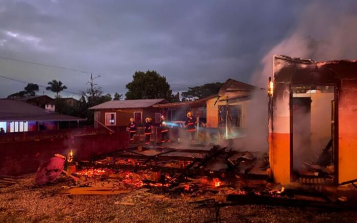 Ilhota - Casa é destruída em incêndio durante a madrugada no bairro Pedra de Amolar