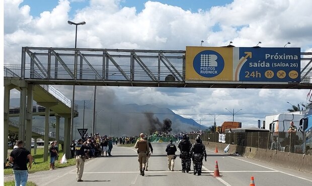 Bloqueios rodovias - Com bombas, cavalaria e tropa de choque, polícia libera bloqueio na BR-101 em Joinville