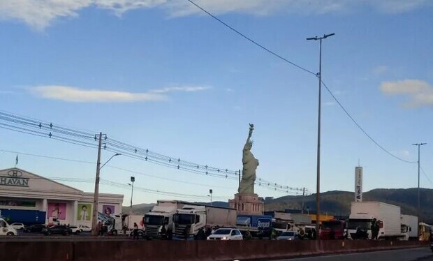Protestos - Manifestações voltam a interditar BR-101 em Palhoça