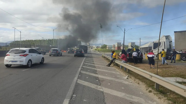 Desbloqueio – PRF libera trânsito em trechos da BR-101 que voltaram a ser bloqueados por manifestantes da manhã de hoje