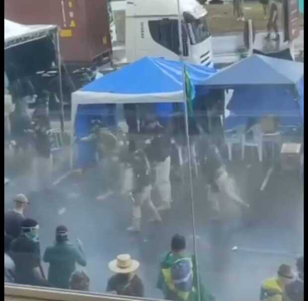 Confronto - Manifestantes atacam policiais militares que tentam desbloquear a BR-470