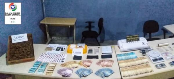 Balneário Camboriú: Trio é flagrado em apartamentos de luxo com drogas e cerca de 20 mil reais