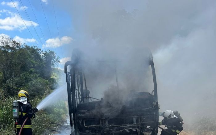 Ilhota - Ônibus da empresa Verde Vale é destruído por incêndio