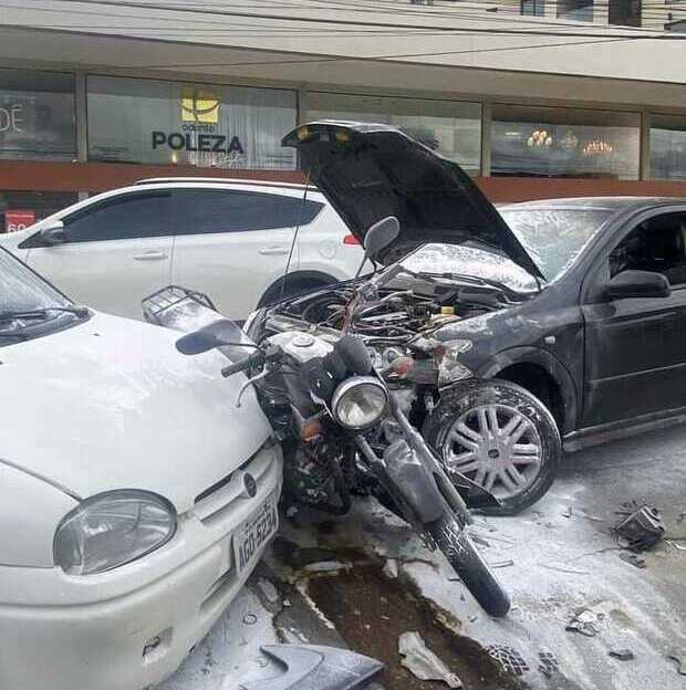 Penha - Moto pega fogo após ser prensada por carros na Avenida Nereu Ramos na praia Alegre