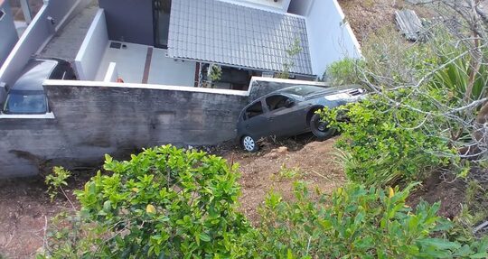 Penha - Veículo com sete ocupantes cai de ribanceira na Praia Vermelha