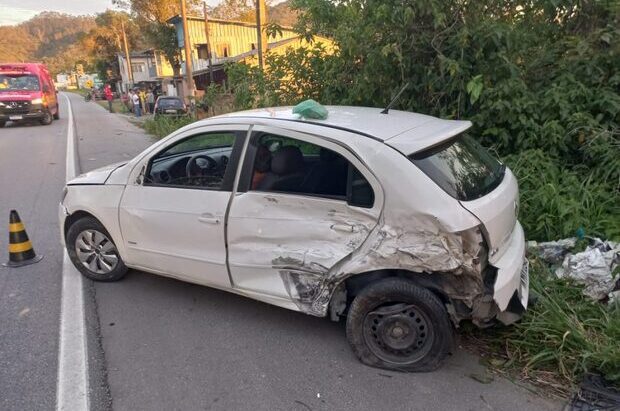 Ilhota - Motorista embriagado atropela pedestre, bate em carro e moto estacionados e uma criança é atingida por destroços