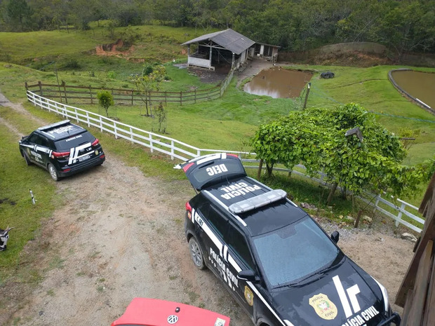 Na Grande Floripa - Oito pessoas são presas após polícia acabar com encontro de neonazistas em sítio de SC