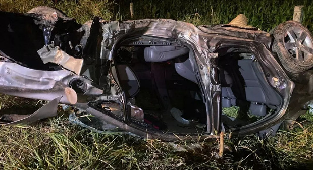 Na BR-470 - Veículo de Blumenau capota e deixa duas pessoas feridas entre Gaspar e Ilhota