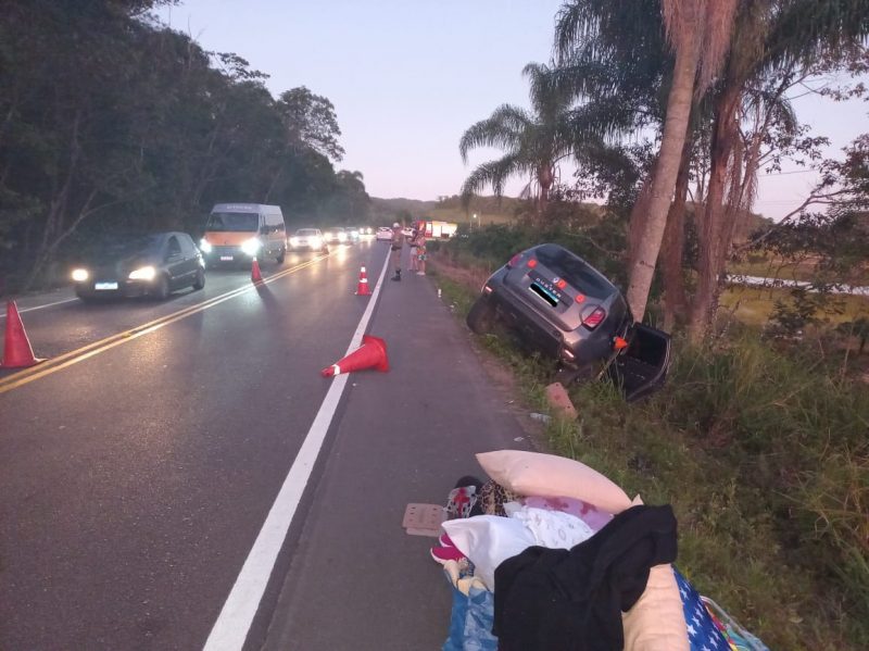 Na SC-417 – Carro sai da pista bate em árvore e duas mulheres morrem em Garuva