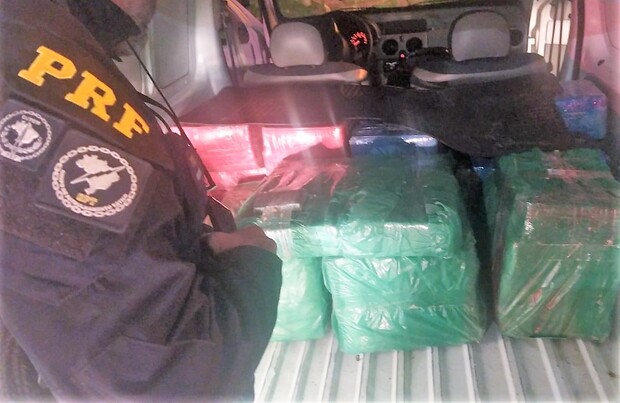 Na BR-101 - PRF apreende 316 quilos de maconha que era transportados em um furgão Renault/Kangoo