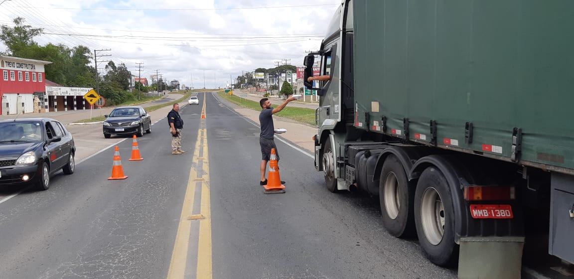 Solidariedade: Grupo de voluntários distribui cerca de 1.800 lanches para caminheiros no Posto da PRF em Barra Velha