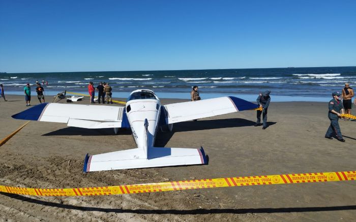 No Pontal - Monomotor caiu no mar de Navegantes e dois tripulantes são resgatados com ferimentos leves