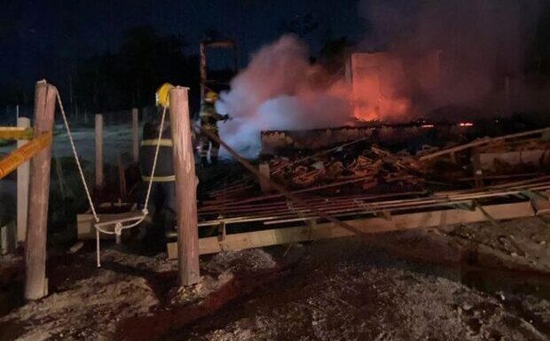 Barra Velha – Casa de madeira é destruída por incêndio no bairro Itajuba