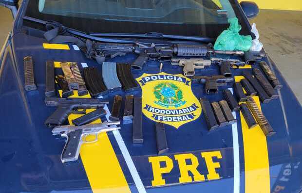 Na BR-101 - PRF apreende fuzil, pistolas e centenas de munições escondidos em fundo falso em Joinville