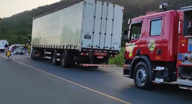 Na BR-470 - Motorista morre em acidente entre carro e caminhão em Indaial
