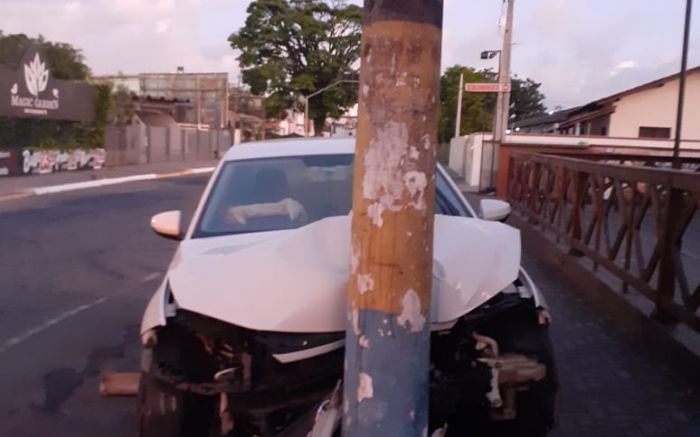 Na Anibal Gaya - Motorista bate em poste e foge do local no Centro de Navegantes