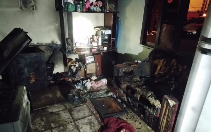 Araquari - Marido põe fogo na própria casa com esposa e três crianças dentro da residência